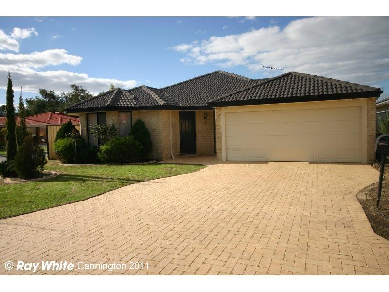 13 Mannix Pass, Queens Park WA 6107
