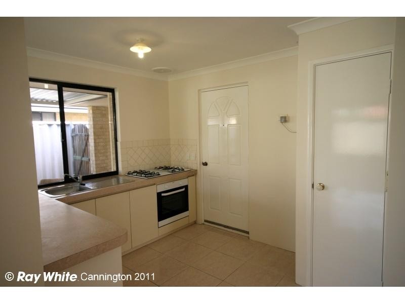 13 Mannix Pass, Queens Park WA 6107