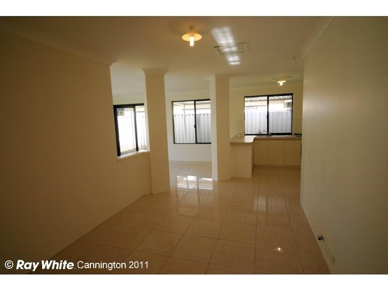 13 Mannix Pass, Queens Park WA 6107