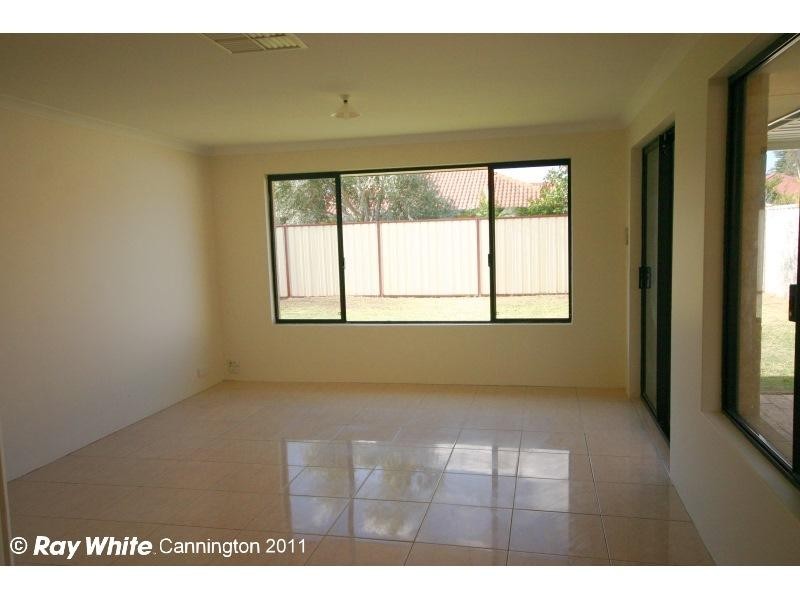 13 Mannix Pass, Queens Park WA 6107