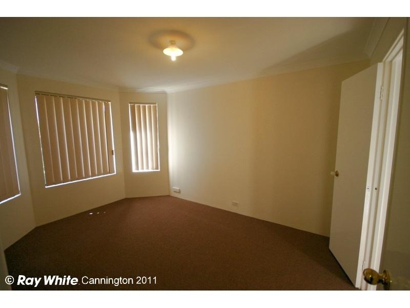 13 Mannix Pass, Queens Park WA 6107