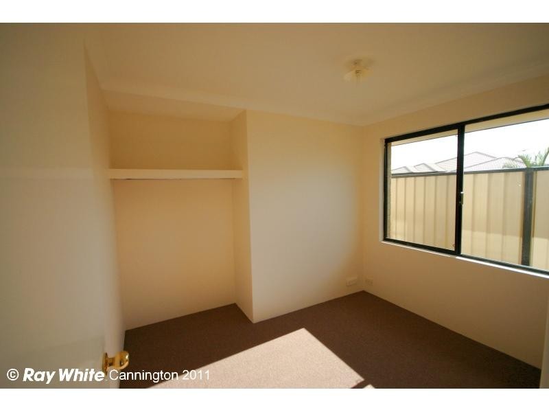 13 Mannix Pass, Queens Park WA 6107