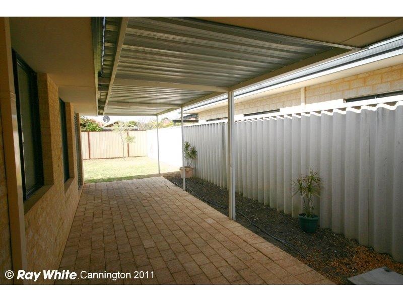 13 Mannix Pass, Queens Park WA 6107