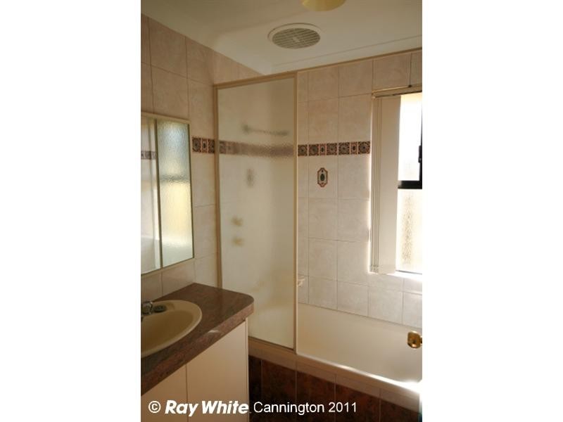 13 Mannix Pass, Queens Park WA 6107