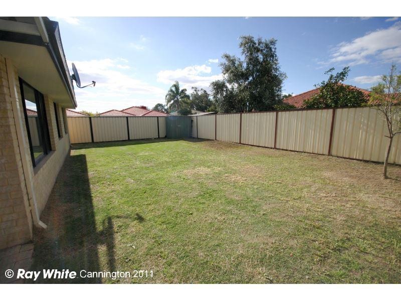 13 Mannix Pass, Queens Park WA 6107