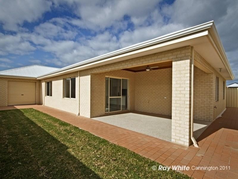 70 Waterfoot Loop, Canning Vale WA 6155