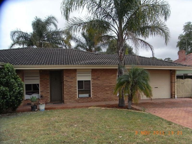 98 Railway Parade, Queens Park WA 6107