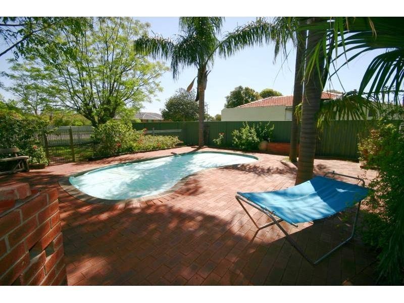 27 Highbury Crescent, Beckenham WA 6107
