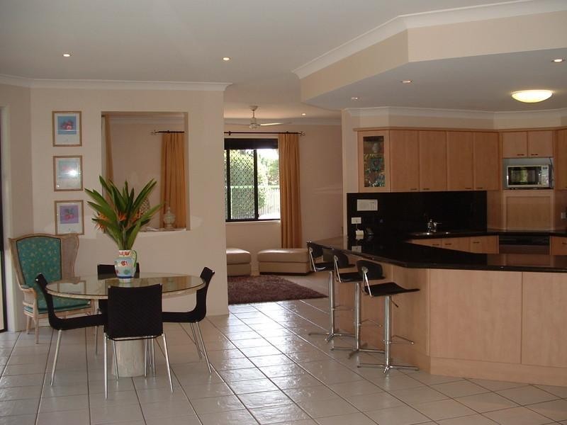 16 Barnstos Place, Carindale QLD 4152