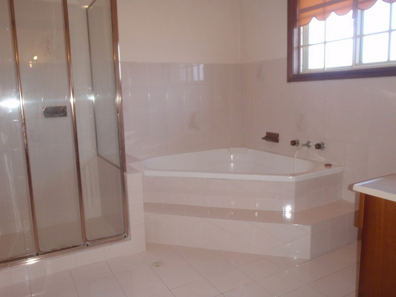 7 Strathalbyn Drive, Oatlands NSW 2117