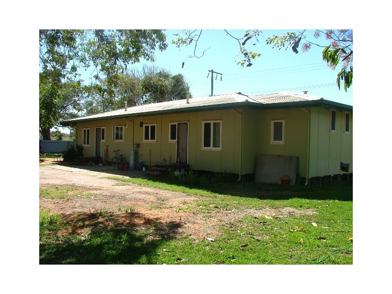 8 A and B Hearn Place, Carnarvon WA 6701
