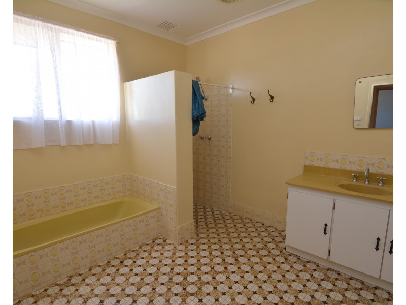 2 Tuckey Court, Carnarvon WA 6701