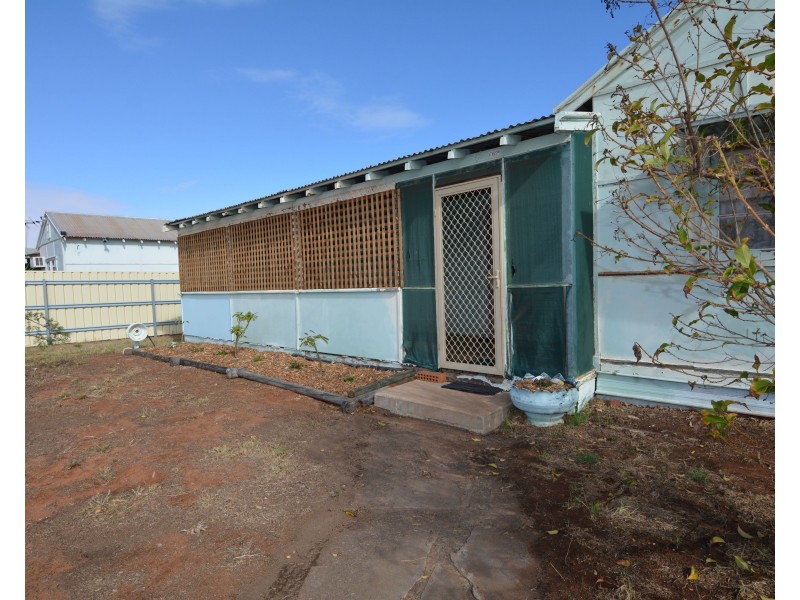 4 Crossland Street, Carnarvon WA 6701