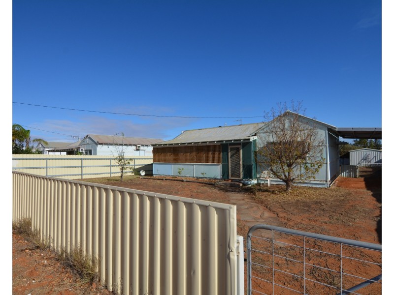 4 Crossland Street, Carnarvon WA 6701