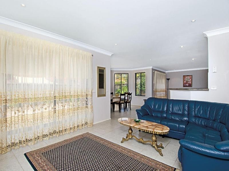 27 Brampton Drive, Beaumont Hills NSW 2155