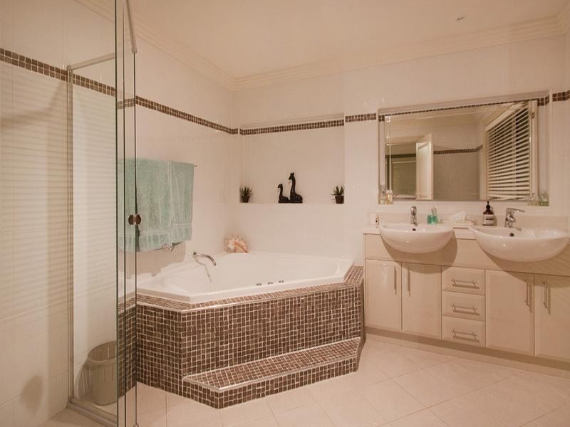 17 Pipersbrook Crescent, Bella Vista NSW 2153