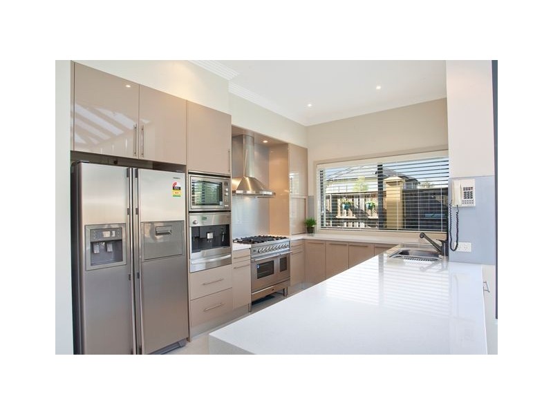 16 Pipersbrook Crescent, Bella Vista NSW 2153