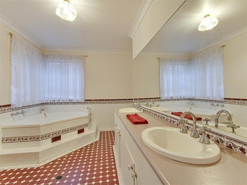 16 Arnold Janssen Drive, Beaumont Hills NSW 2155