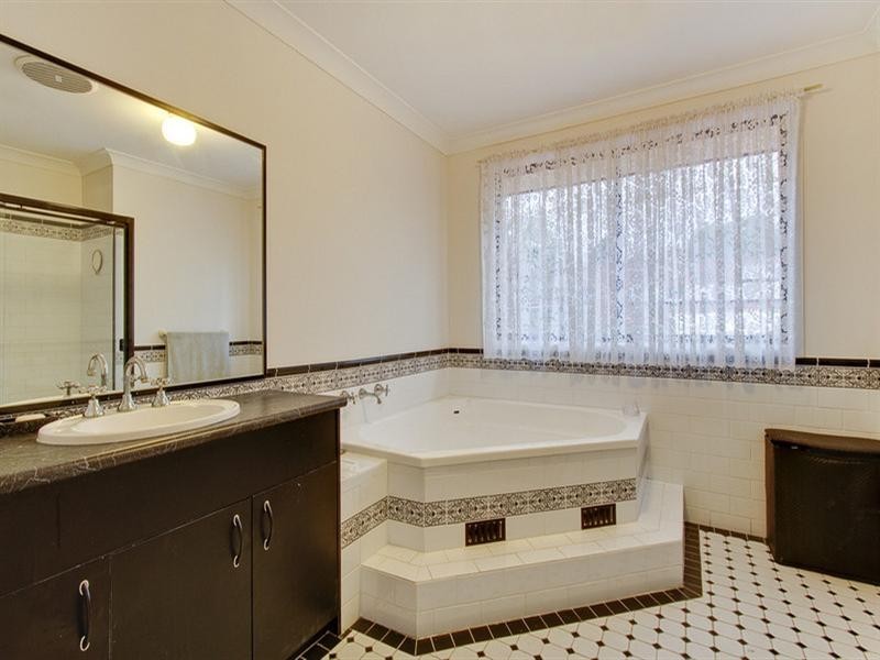 16 Arnold Janssen Drive, Beaumont Hills NSW 2155