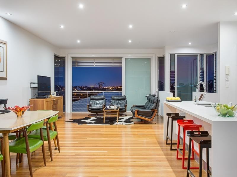 21 Hipwood Street, Norman Park QLD 4170