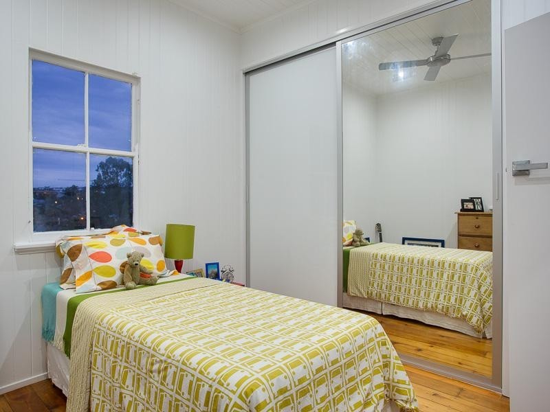 21 Hipwood Street, Norman Park QLD 4170