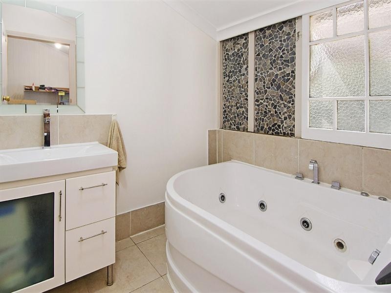 20 Houthem Street, Camp Hill QLD 4152