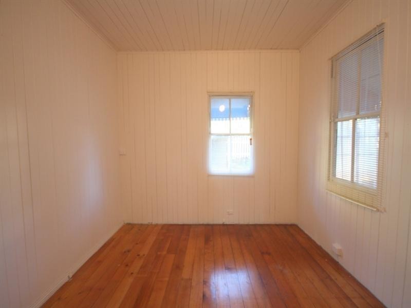 8 Monmouth Street, Morningside QLD 4170