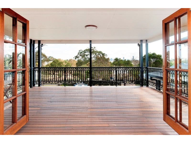 18 Russell Avenue, Norman Park QLD 4170