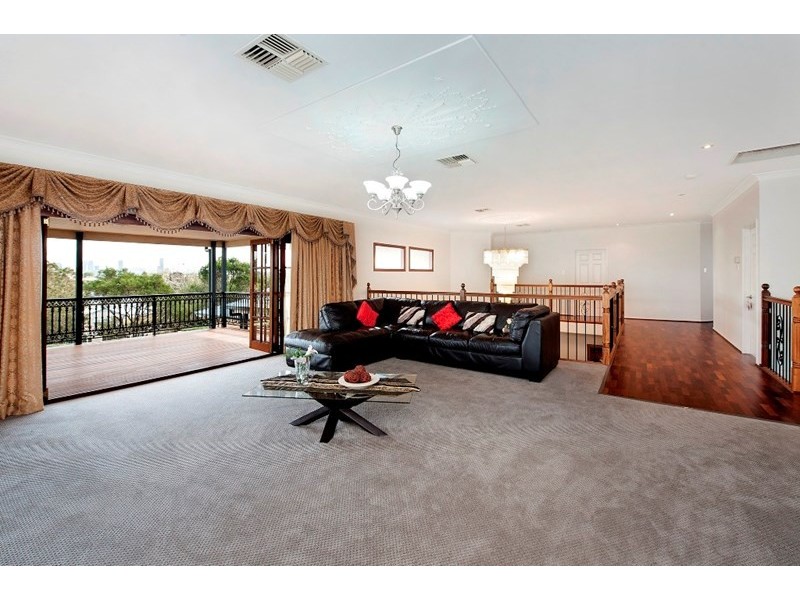 18 Russell Avenue, Norman Park QLD 4170