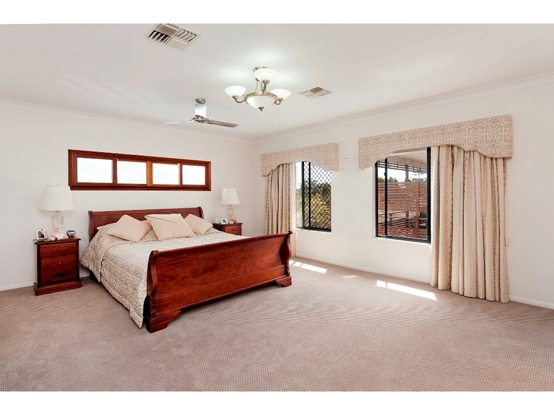 18 Russell Avenue, Norman Park QLD 4170