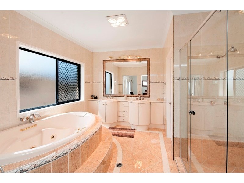 18 Russell Avenue, Norman Park QLD 4170