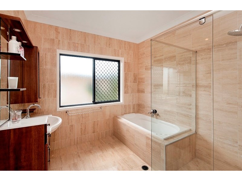 18 Russell Avenue, Norman Park QLD 4170