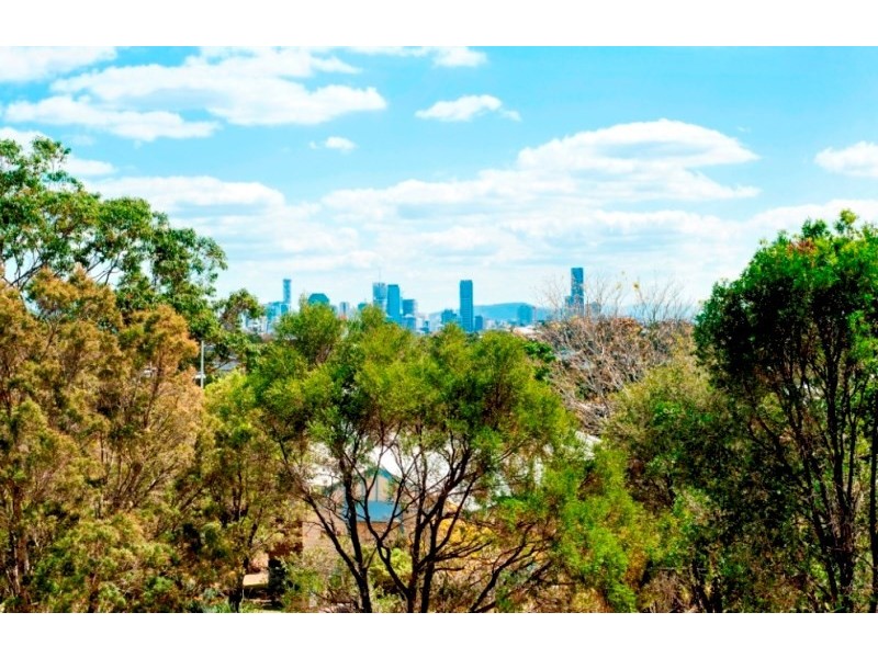 18 Russell Avenue, Norman Park QLD 4170