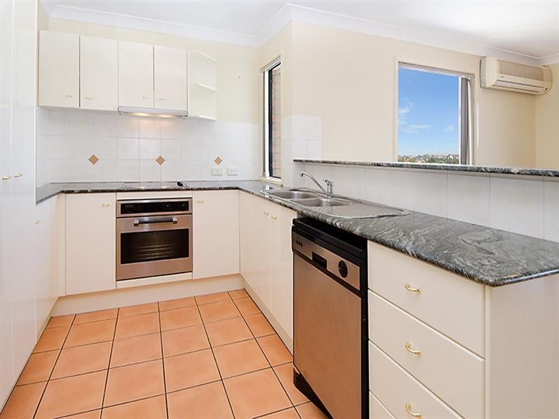 10/12 Norman Crescent, Norman Park QLD 4170