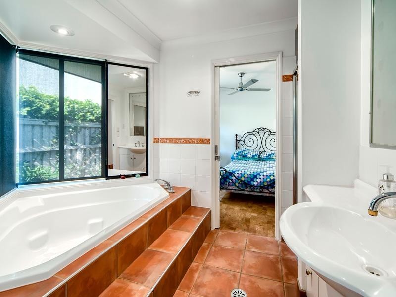 129 Coutts Street, Bulimba QLD 4171