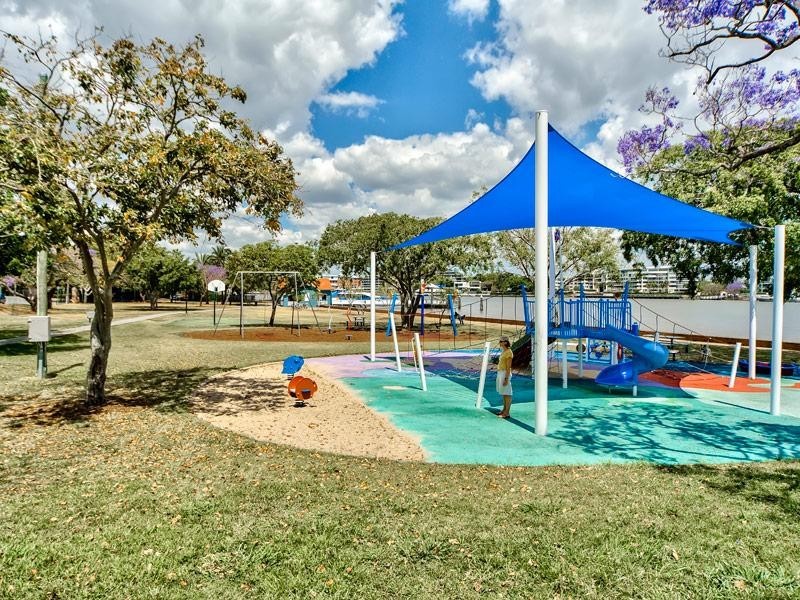 111 Malcolm Street, Hawthorne QLD 4171