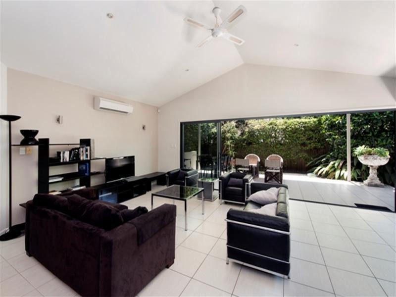 63 Virginia Avenue, Hawthorne QLD 4171