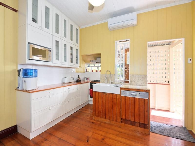 34 Russell Avenue, Norman Park QLD 4170