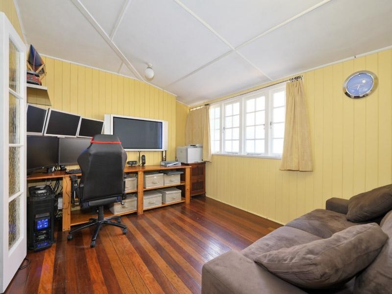 34 Russell Avenue, Norman Park QLD 4170