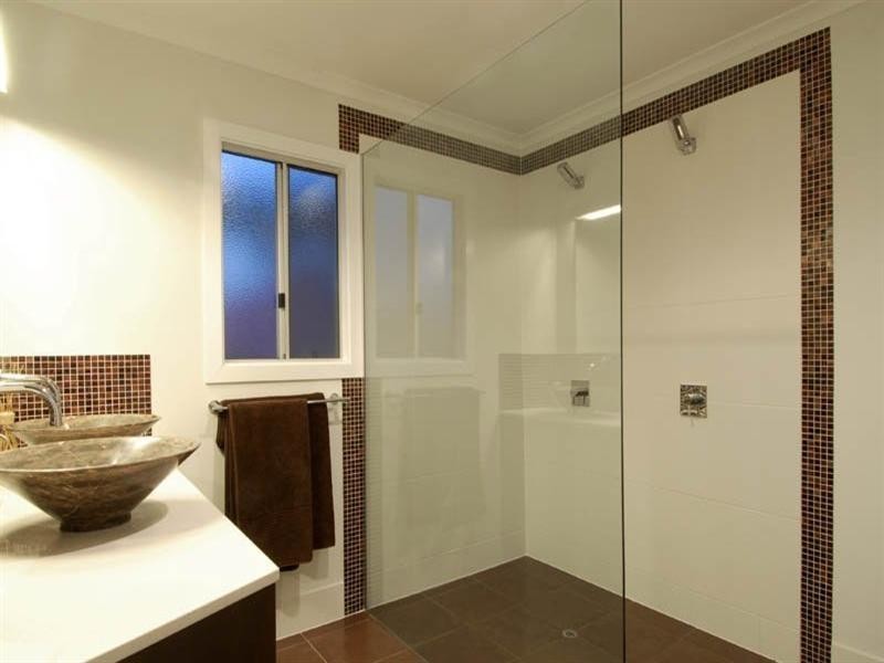 16 Russell Avenue, Norman Park QLD 4170