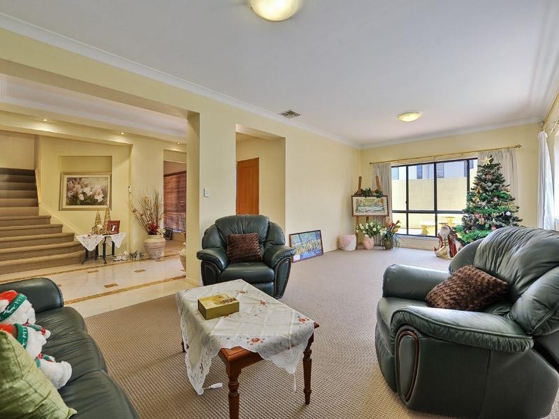 94 Silky Oak Crescent, Carindale QLD 4152