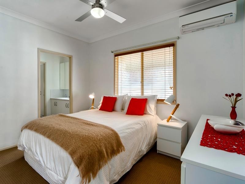 16 Moore Street, Morningside QLD 4170