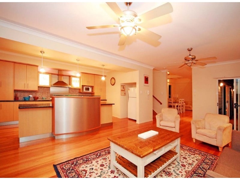 11 Thynne Avenue, Norman Park QLD 4170