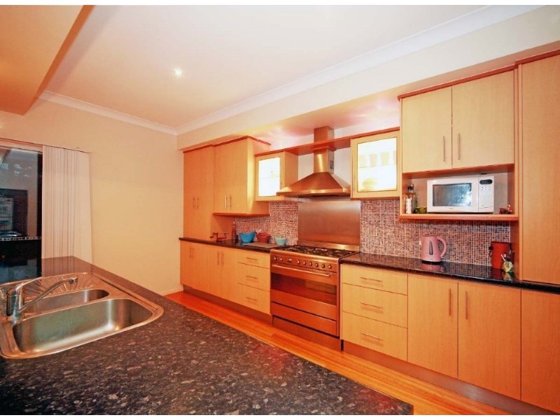 11 Thynne Avenue, Norman Park QLD 4170