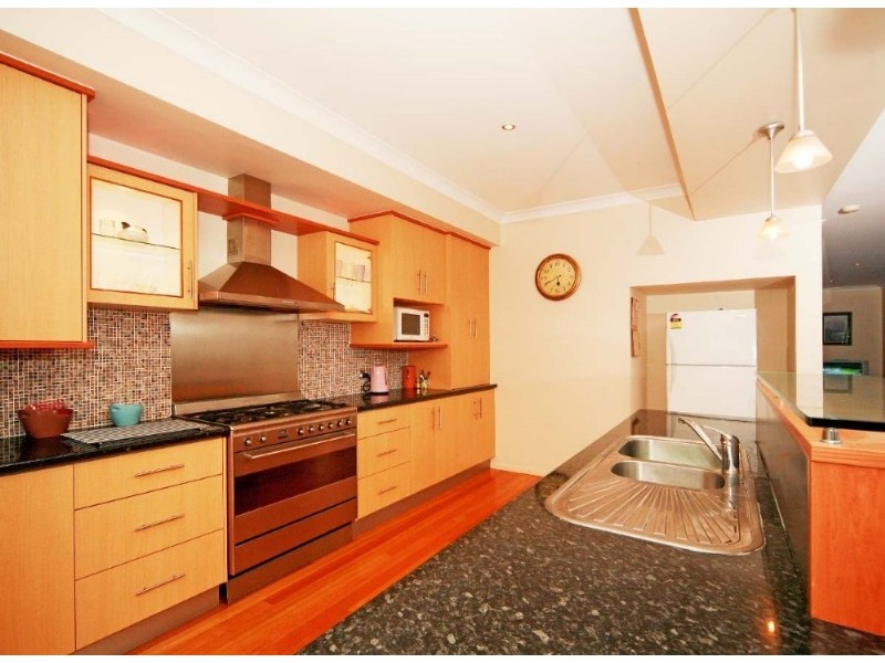 11 Thynne Avenue, Norman Park QLD 4170