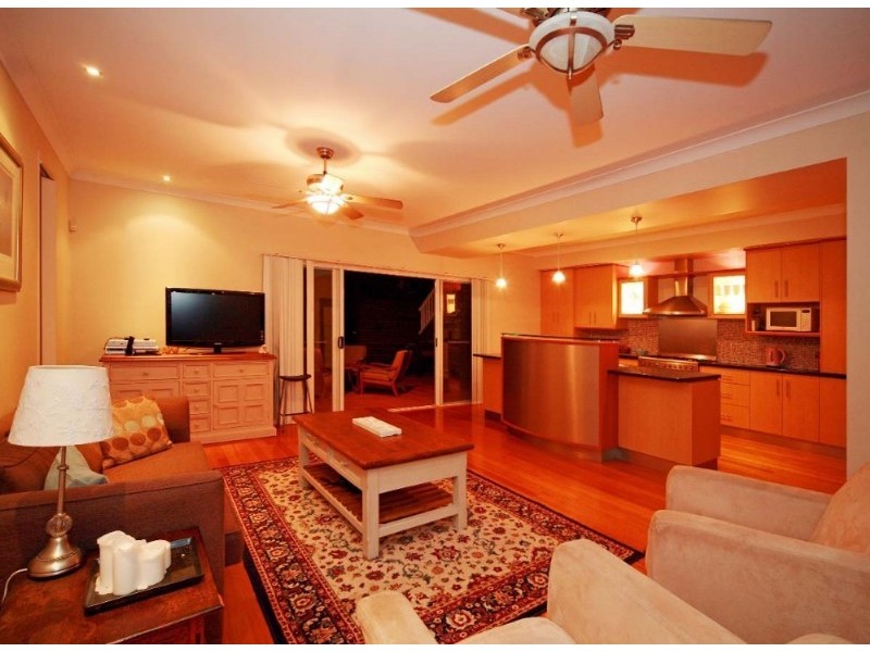 11 Thynne Avenue, Norman Park QLD 4170