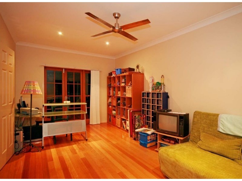 11 Thynne Avenue, Norman Park QLD 4170