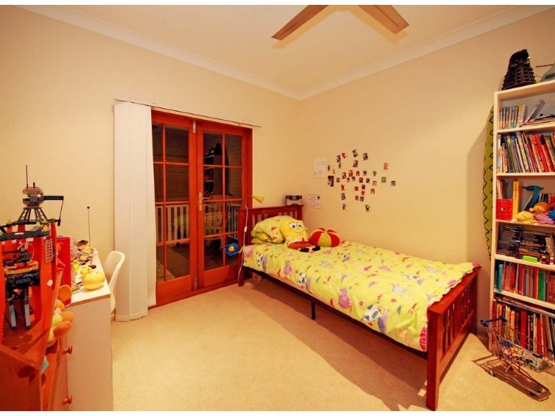 11 Thynne Avenue, Norman Park QLD 4170