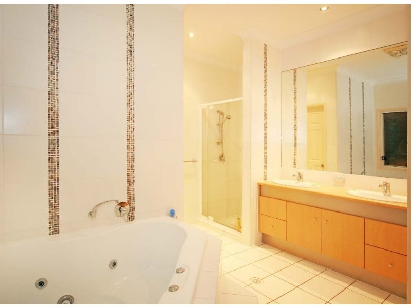 11 Thynne Avenue, Norman Park QLD 4170