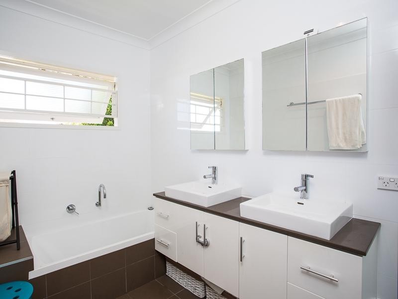 5 Woodhill Avenue, Coorparoo QLD 4151